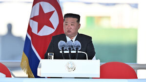 북한 김정은 국무위원장이 지난 25일 남포조선소에서 열린 5,000t급 신형다목적구축함 '최현호' 진수식에 참석해 연설하고 있다. (사진=조선중앙통신, 연합뉴스)