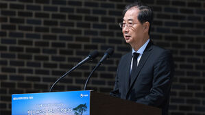 한덕수 대통령 권한대행 국무총리가 25일 국립대전현충원에서 열린 '2회 순직의무군경의 날 기념식'에서 기념사를 하고 있다