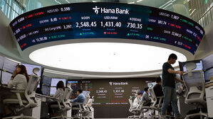 25일 서울 중구 하나은행 본점 딜링룸에서 딜러들이 업무를 보고 있다. 이날 코스피는 전 거래일보다 22.26p(0.88%) 오른 2,544.59로 개장했다.