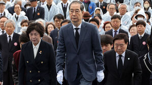 2025년 4&middot;19 기념식에서 헌화하는 한덕수 권한대행