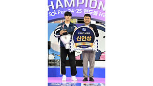 신인상 김태관(왼쪽). 오른쪽은 원정호 한국핸드볼연맹 부총재. (사진=한국핸드볼연맹 제공, 연합뉴스)