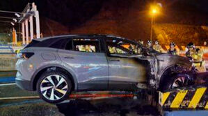 음주운전 전기차, 톨게이트 연석 들이받고 불&hellip;인명피해 없어