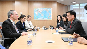 최상목 부총리 겸 기획재정부 장관이 24일(현지시간) 미국 워싱턴DC 국제통화기금(IMF)에서 외르크 쿠키스 독일 재무장관과 면담하고 있다. (사진=기획재정부 제공, 연합뉴스)