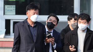 '함정 비리 의혹' 김홍희 전 해경청장, 다음 달 22일 첫 재판