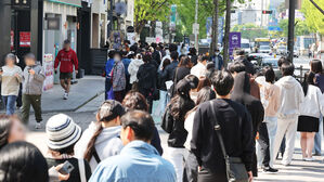 SKT 무상교체 첫날 유심대란&hellip;오픈런했지만 물량부족에 '헛걸음'