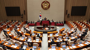 28일 서울 여의도 국회에서 추가경정예산(추경)안을 심사하는 종합정책질의 등을 위해 열린 국회 예산결산특별위원회 전체회의에서 박정 위원장이 의사봉을 두드리고 있다.(사진=연합뉴스)