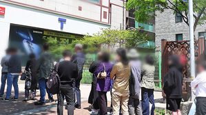 개장도 전에 번호표 동났다&hellip;"첫날 유심 23만 명 교체"