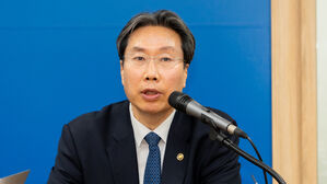 최장혁 개인정보보호위원회 부위원장이 29일 오후 서울 종로구 정부서울청사에서 개최된 2025년 4월 정례브리핑에서 인사말을 하고 있다. (사진=개인정보보호위원회 제공, 연합뉴스)