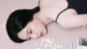 약 흩어진 채 모델 엎드려&hellip;"너무 음울하고 불쾌" 선 넘은 광고