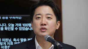 이준석 "장교 복무기간 축소하고 대학등록금 지원"