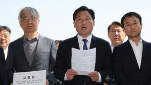 김영진 위원장 및 위원, 문재인 전 대통령 변호인단이 30일 경기도 과천시 정부과천청사에서 공수처에 고발장 제출에 앞서 기자회견을 하고 있다. (사진=연합뉴스)
