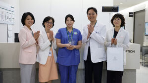 감사패 받는 이대목동병원 최애리 간호사 (가운데) (사진=이대목동병원 제공, 연합뉴스)