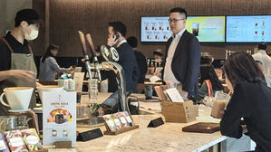 트럼프 면담장 모습을 드러낸 김동원 사장(왼쪽)과 김동선 부사장(오른쪽)(사진=연합뉴스)