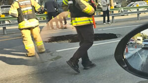 강동구 길동사거리에 폭 3미터 싱크홀…상수도관 누수가 원인