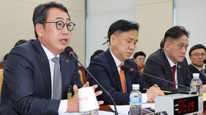 질의에 답하는 유영상 SKT 대표이사(사진=연합뉴스)