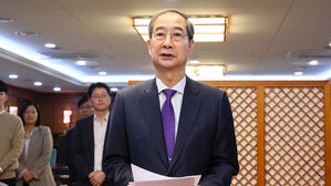 한덕수 대행, 청사 떠나기 전 직원들과 티타임(사진=국무총리실 제공, 연합뉴스)