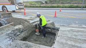 이천시서 땅꺼짐 발생해 버스 바퀴 빠져&hellip;현재는 복구 완료