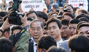 5&middot;18 묘지 참배 막힌 한덕수 "저도 호남 사람, 서로 사랑해야"