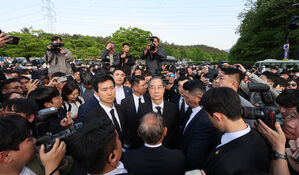 한덕수, 광주 5&middot;18 묘지 방문&hellip;반대 집회로 참배는 못 해