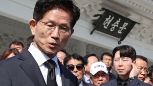국민의힘 김문수 대선 후보가 4일 서울 동작구 국립서울현충원을 찾아 현충탑에 참배를 마친 뒤 취재진에 발언하고 있다. (사진=공동취재, 연합뉴스)