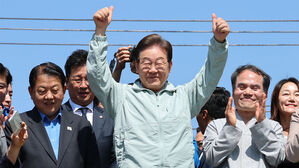 더불어민주당 이재명 대선 후보가 '골목골목 경청투어 : 단양8경편'에 나선 4일 경북 영주시 문정둔치에서 열린 한국선비문화축제장을 찾아 시민들에게 인사하고 있다.