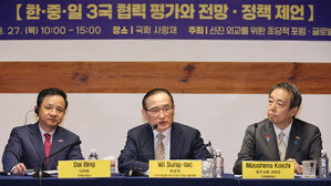 지난 3월 27일 서울 여의도 국회에서 열린 한중일 3국 협력 전문가 대화에서 더불어민주당 위성락 의원(가운데)이 개회사를 하고 있다.