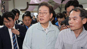 더불어민주당 이재명 대선 후보가 대선을 한 달 앞둔 4일 '골목골목 경청투어 : 단양8경편' 첫 방문지인 경북 영주시 문정둔치에서 열린 한국선비문화축제장을 찾아 선비들의 의복 등 전시물을 둘러보고 있다.