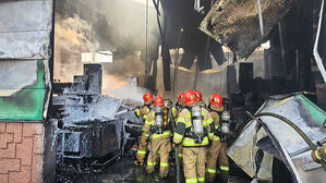 군포 금속가공 공장서 화재&hellip;큰 불길 잡아