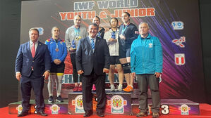 2025 세계주니어역도선수권 여자 76㎏급 3위를 한 전희수(뒷 줄 오른쪽 두 번째) (사진=대한역도연맹 제공, 연합뉴스)