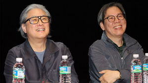 제26회 전주국제영화제 넷째 날인 3일, 'J스페셜클래스'에 참석한 박찬욱 감독(왼쪽)과 박찬경 감독이 관객의 질문을 듣고 있다.