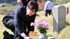 4일 오전 광주 북구 국립 5&middot;18 민주묘지에서 이준석 개혁신당 대선 후보가 참배하고 있다.
