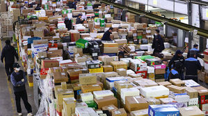 설 앞두고 분주한 택배 물류센터