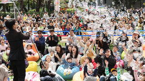 4일 서울 노원구 등나무문화공원에서 열린 노원구 어린이날 축제에 어린이와 학부모들이 비눗방울 공연을 즐기고 있다. (사진=노원구 제공, 연합뉴스)