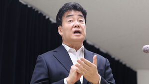 백종원 더본코리아 대표가 3월 서울 서초구 스페이스쉐어 강남역센터에서 열린 첫 정기 주주총회를 마친 뒤 언론 앞에서 입장 표명 및 질의 응답 시간을 갖고 있다.