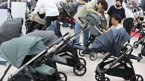 지난해 4월 서울 강남구 코엑스에서 열린 '코베 베이비페어'를 찾은 관람객들이 유아차를 살펴보고 있다.