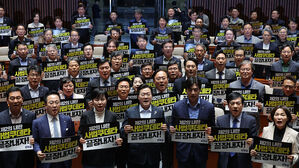 더불어민주당 박찬대 원내대표를 비롯한 의원들이 4일 국회에서 열린 긴급 의원총회에서 대법원 규탄 팻말을 들고 구호를 외치고 있다.