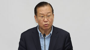 국민의힘 권영세 비상대책위원장이 6일 서울 여의도 국회에서 열린 의원총회에서 후보 단일화를 촉구하고 있다.