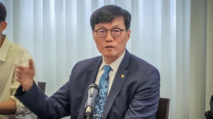 미 3연속 금리동결에도 한은 29일 낮출듯&hellip;경기부양 '발등의 불'
