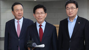 [속보] 김문수 "당에서 대선 후보 끌어내리려 해&hellip;후보 일정 중단"