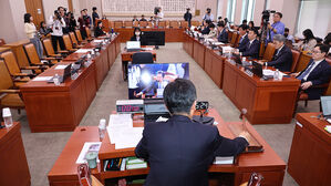 퇴장한 국민의힘 의원들, 법사위 전체회의(사진=연합뉴스)