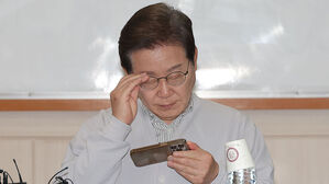 휴대전화 보는 이재명 후보(사진=연합뉴스)