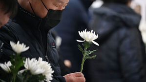 희생자에 헌화하는 제주항공 참사 유가족(사진=공동취재, 연합뉴스)