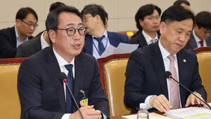 8일 국회 과학기술정보방송통신위원회 전체회의에서 열린 SK텔레콤 유심 해킹 사건 청문회에서 유영상 SK텔레콤 대표이사가 의원 질의에 답하고 있다. (사진=연합뉴스)