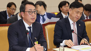 8일 국회 과학기술정보방송통신위원회 전체회의에서 열린 SK텔레콤 유심 해킹 사건 청문회에서 유영상 SK텔레콤 대표이사가 의원 질의에 답하고 있다.(사진=연합뉴스)