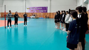 진천선수촌에 모인 여자배구대표팀 선수들에게 이야기하는 모랄레스 감독(맨 왼쪽)(사진=대한배구협회 제공, 연합뉴스)