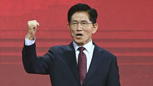 기념촬영하는 국민의힘 김문수 대선 경선 후보(사진=연합뉴스)