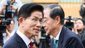 국민의힘 김문수 대선후보와 무소속 한덕수 대선 예비후보가 8일 서울 국회 사랑재에 위치한 커피숍에서 회동을 마친 후 인사하고 있다. (사진=공동취재, 연합뉴스)