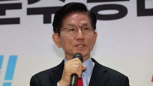 국민의힘 김문수 대선 후보가 10일 서울 여의도 캠프 사무실에서 긴급 기자회견을 열어 당 지도부 주도의 사상 초유 대선 후보 교체 강행에 대한 입장을 밝히고 있다.