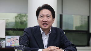개혁신당 이준석 대선 후보가 9일 서울 서초구 한국교원단체총연합회(교총)에서 강주호 교총 회장과의 면담에서 발언하고 있다.