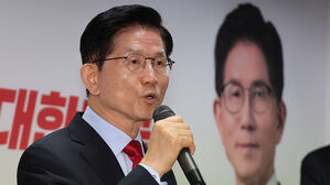 국민의힘 김문수 대선 후보가 10일 서울 여의도 캠프 사무실에서 긴급 기자회견을 열어 당 지도부 주도의 사상 초유 대선 후보 교체 강행에 대한 입장을 밝히고 있다.